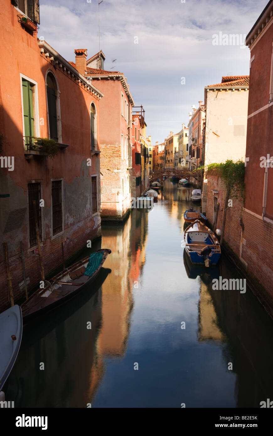 Vertikale Foto von einem venezianischen Kanal mit den Gebäuden reflektiert Stockfoto