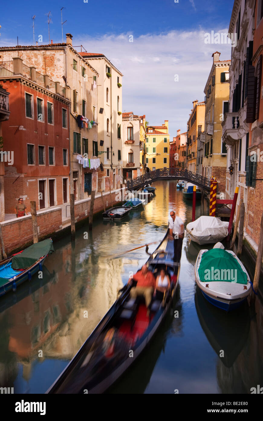 Vertikale Foto von einem venezianischen Kanal mit Touristen in einer Gondel Stockfoto