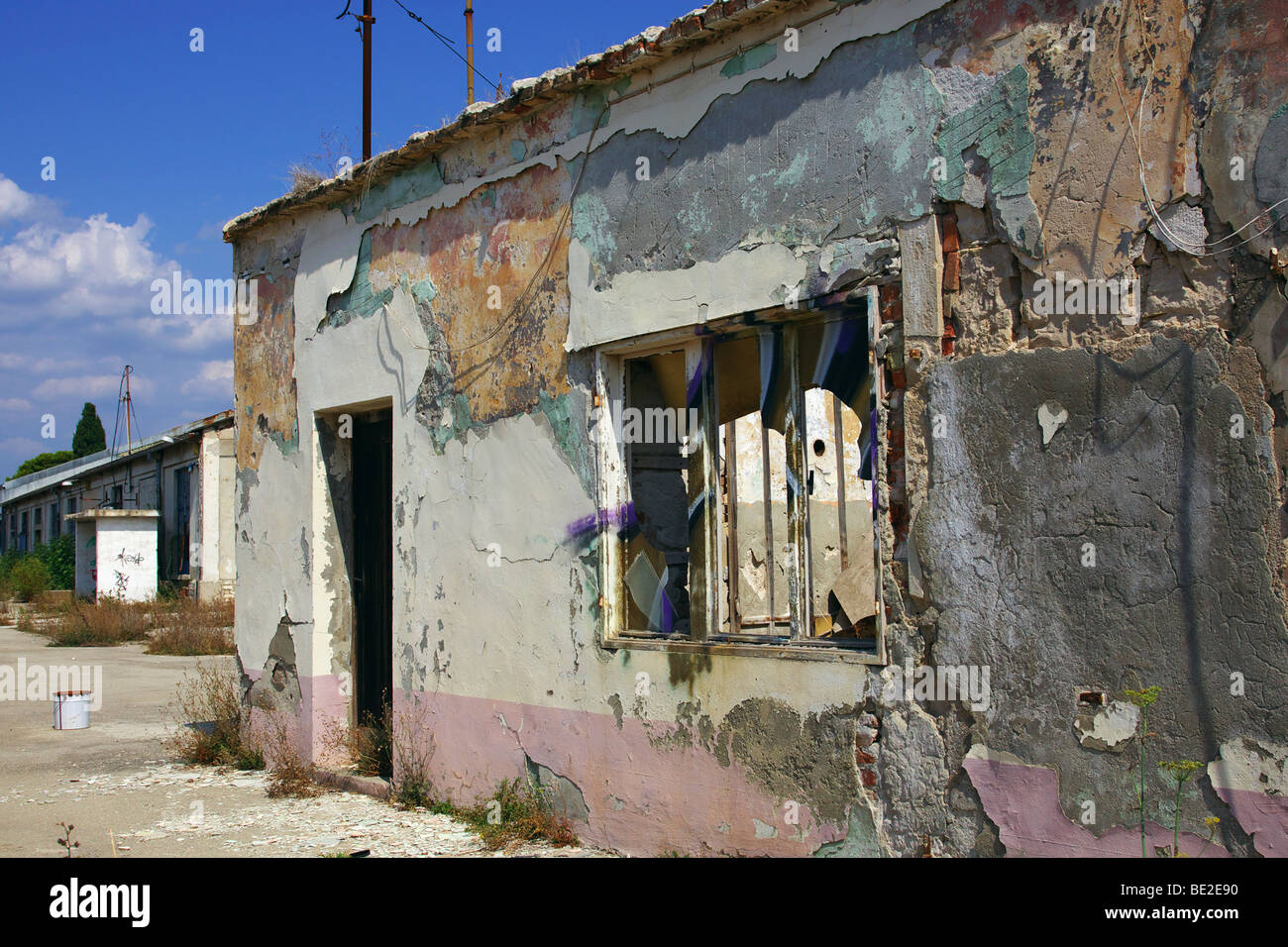 Bunte Ruine im kroatischen Vorort Stockfoto