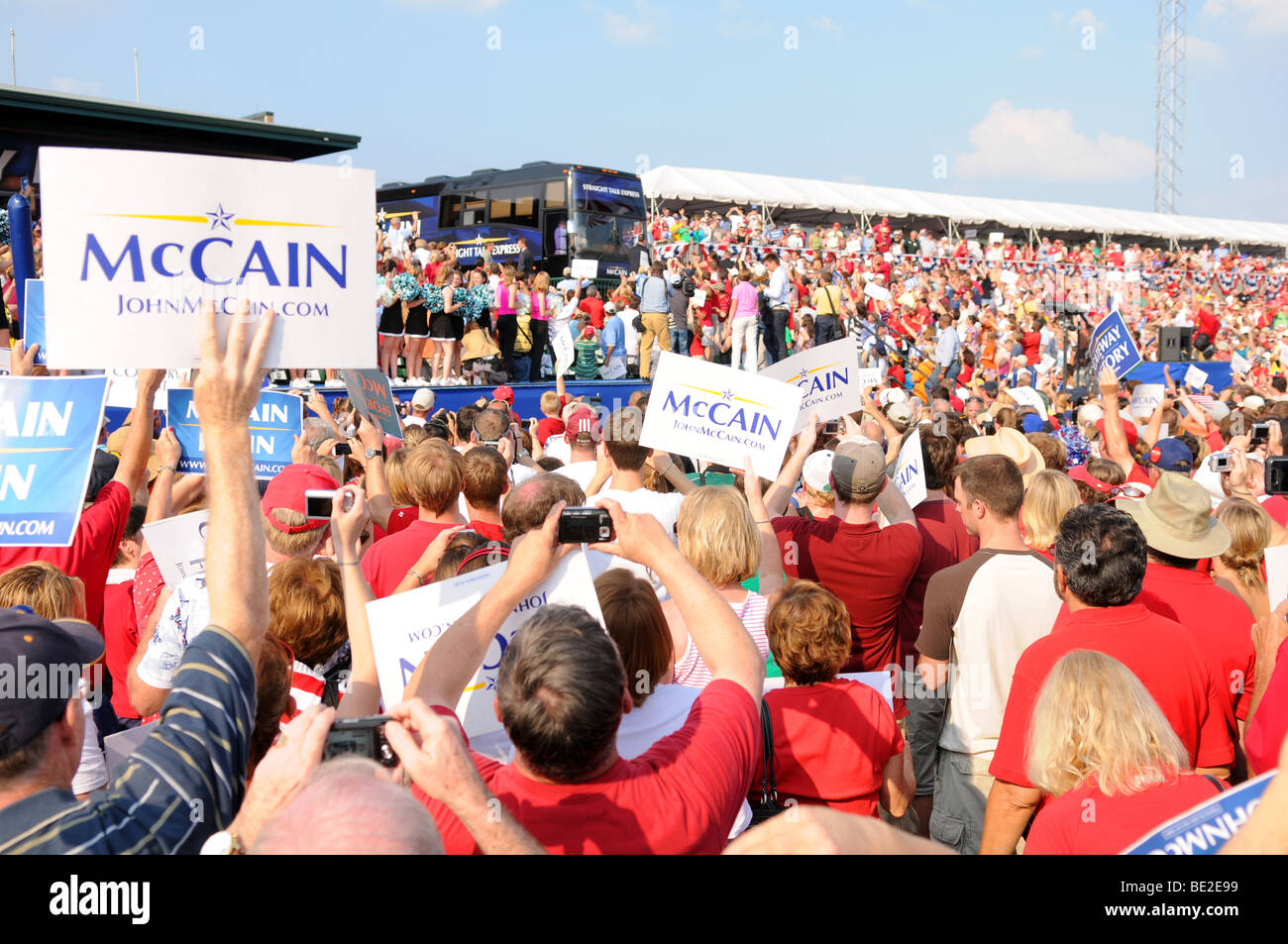 O'FALLON - 31. AUGUST: Senator McCain und Saran Palin kommen bei einer Kundgebung in O'Fallon in der Nähe von St. Louis, MO am 31. August 2008 Stockfoto