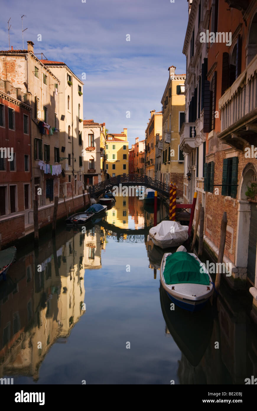 Vertikale Foto von einem venezianischen Kanal mit den Gebäuden reflektiert Stockfoto