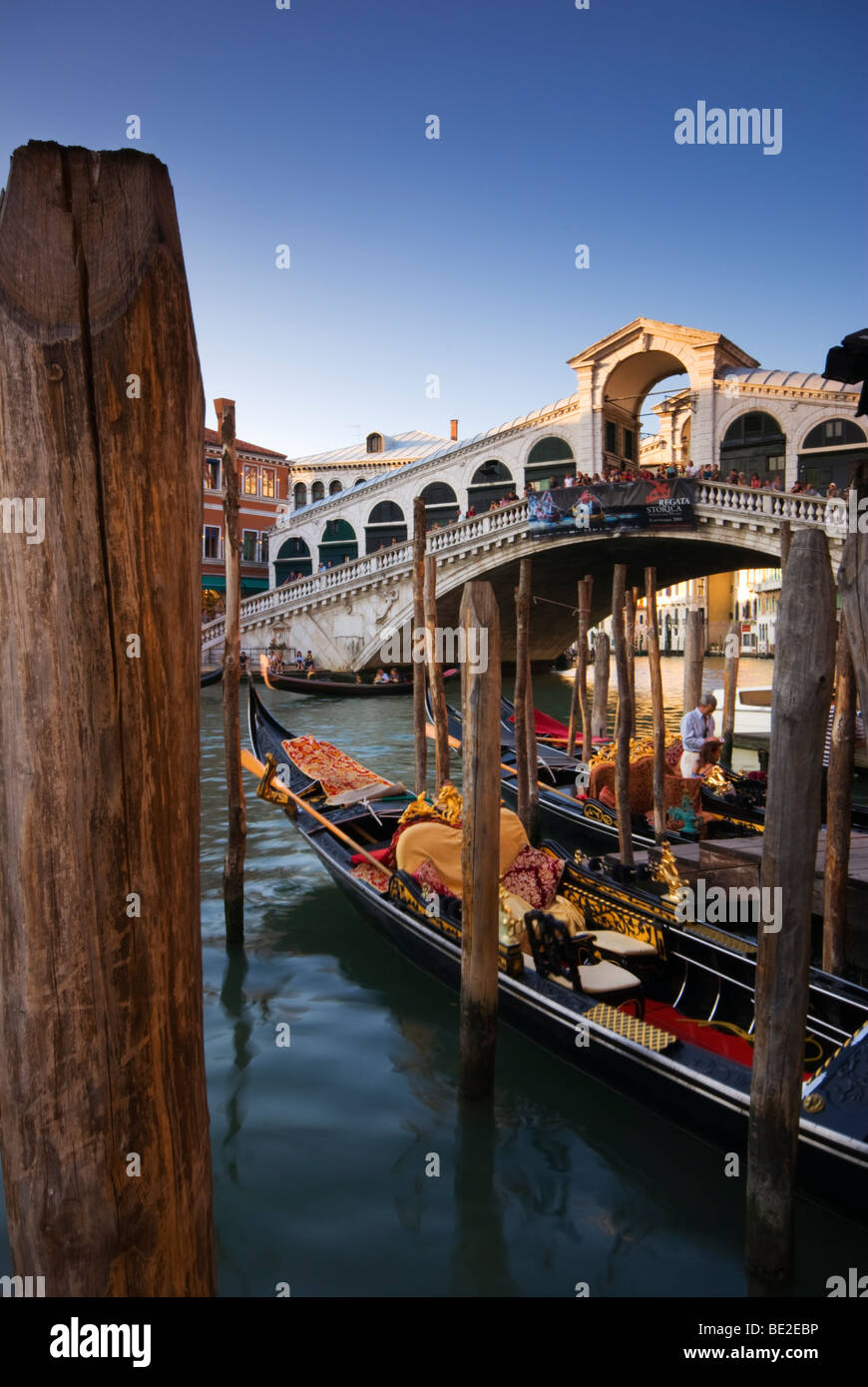 Porträt-Blick auf die Rialto-Brücke in Venedig Stockfoto