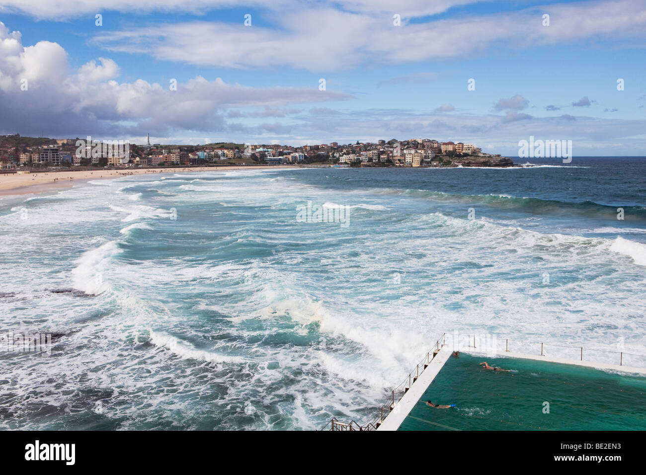 Schwimmer, Schwimmen in einem Schwimmbad direkt am Meer am Bondi Beach, Sydney, Australien Stockfoto