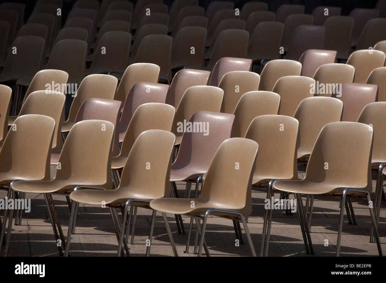 Leere Sitze in Zeilen angeordnet Stockfoto