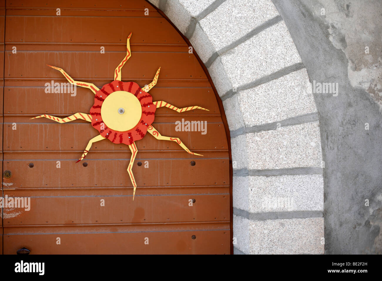 Ein Symbol zeigt die Sonne in Mont-Louis in den Pyrenäen in Frankreich Stockfoto