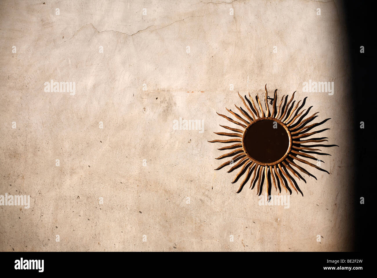 Ein Symbol zeigt die Sonne in Mont-Louis in den Pyrenäen in Frankreich Stockfoto
