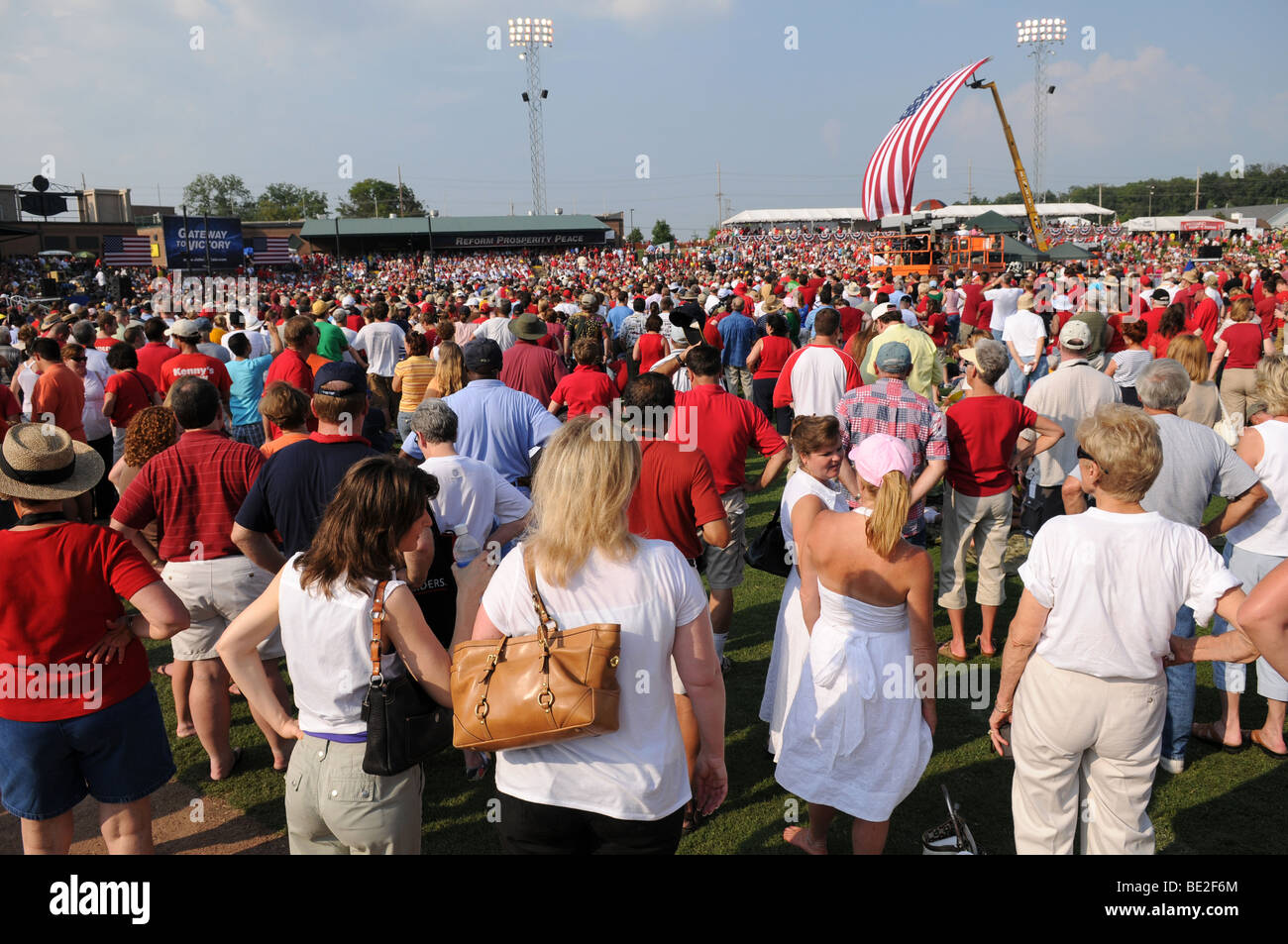 O'FALLON - 31. AUGUST: Cowd versammelten sich in eine McCain - Palin Rallye in O'Fallon in der Nähe von St. Louis, MO am 31. August 2008 Stockfoto