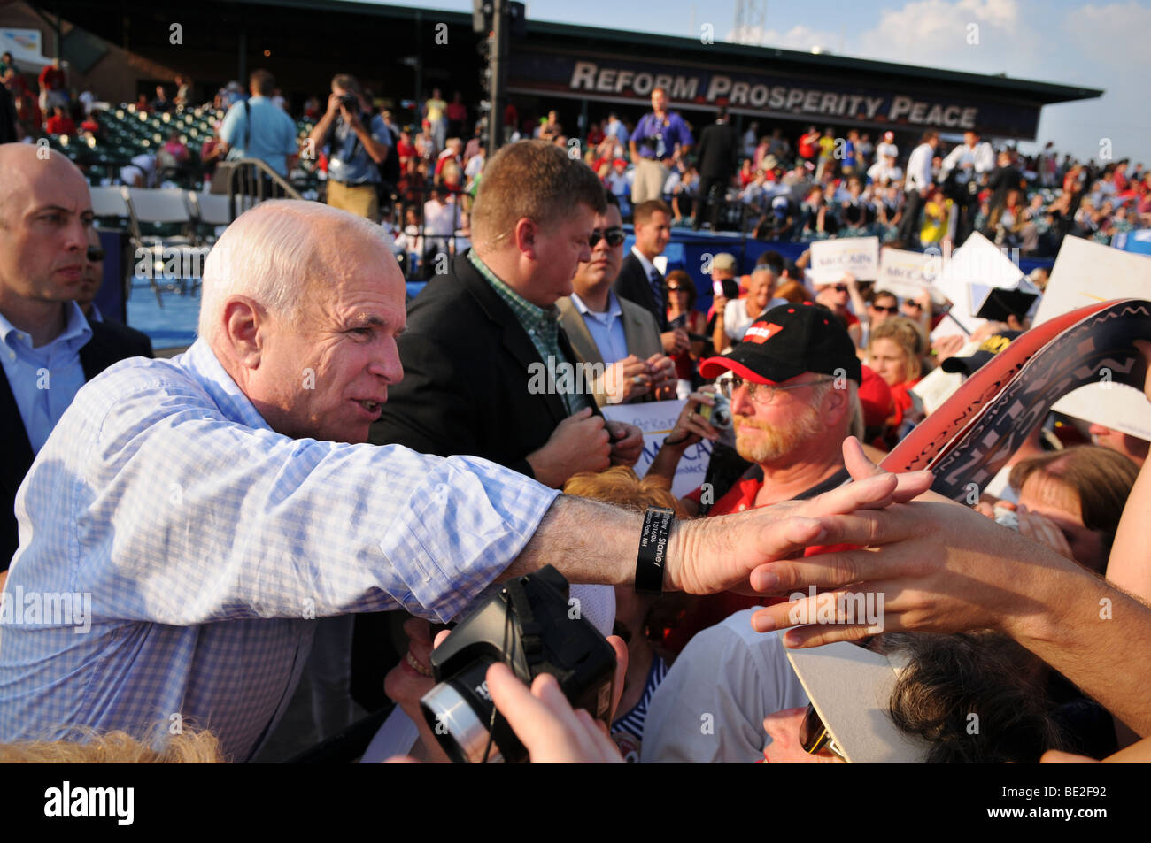 O'FALLON - 31. AUGUST: Senator McCain schüttelt Hände mit Anhänger bei Rallye in O'Fallon in der Nähe von St. Louis, MO am 31. August 2008 Stockfoto