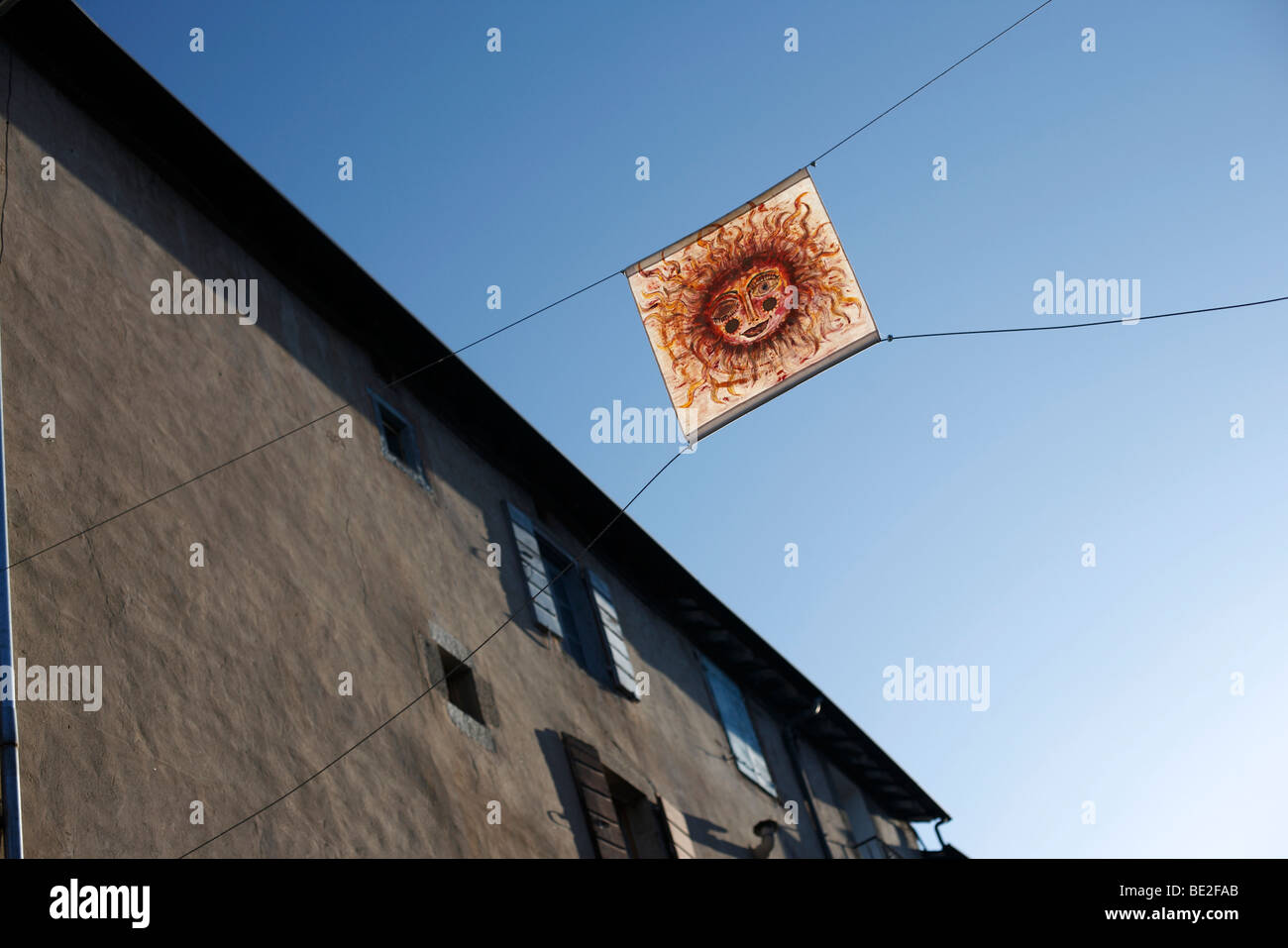 Ein Symbol zeigt die Sonne in Mont-Louis in den Pyrenäen in Frankreich Stockfoto