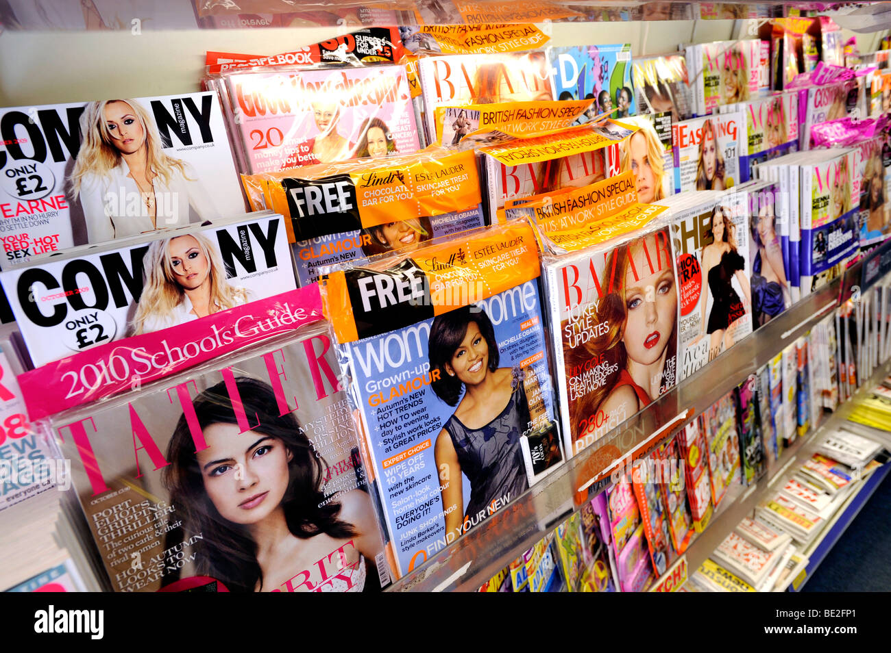 Zeitschriften auf einem Stand in einem Zeitungskiosk Stockfoto