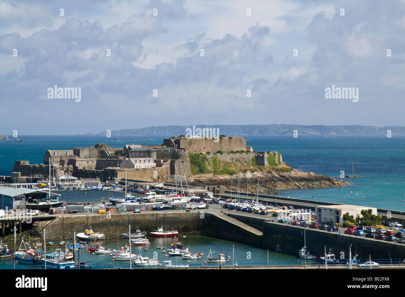 dh Castle Cornet ST PETER PORT GUERNSEY Castle Pier Hafen- und Schlossverteidigung Blick Stockfoto