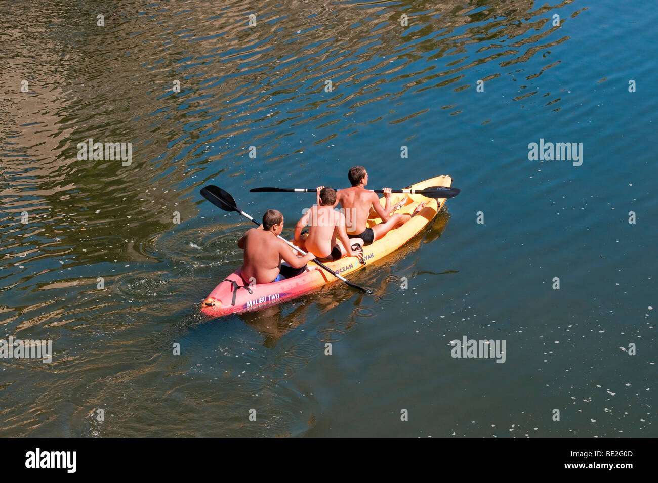 Kanuten auf französischen Fluss / 3 Mann in einem Boot - Winkel-Sur-l'Anglin, Frankreich. Stockfoto
