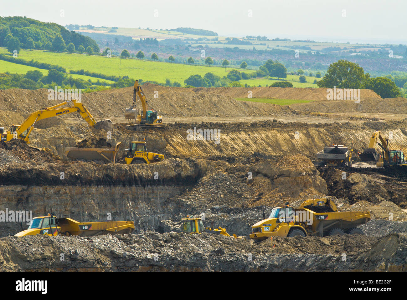 Große Erdbewegung am Tagebau Kohle Bergbau Standort, Caterpillar LKW Oberfläche Kohlenbergbau. Renovierung der Landschaft nach dem Bergbau. Stockfoto