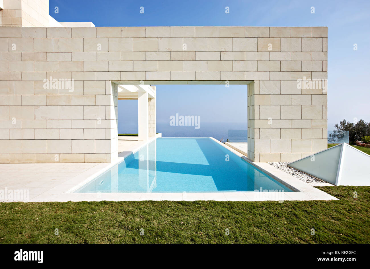 Ägäis Villa mit Infinity pool Stockfoto
