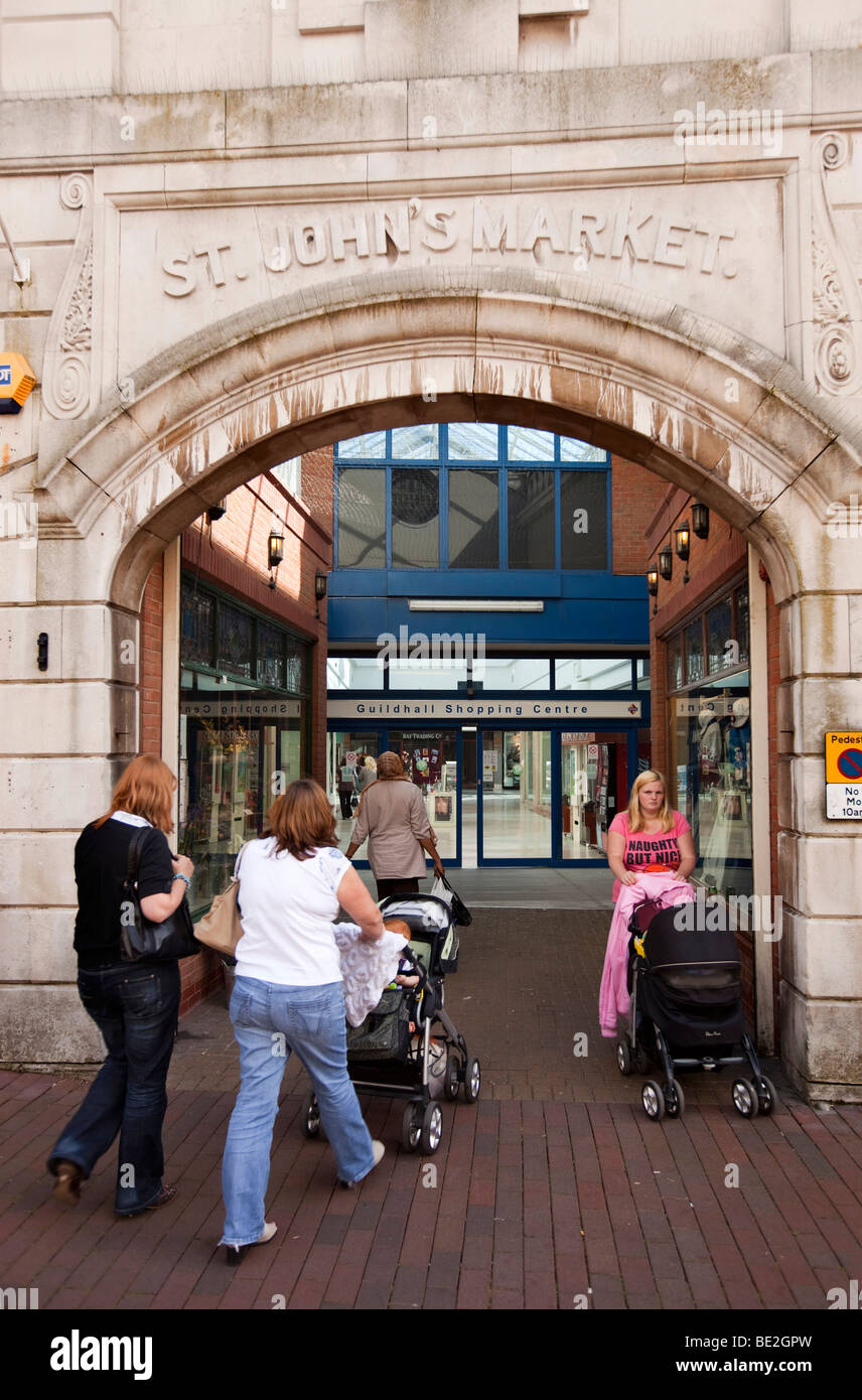 Großbritannien, England, Staffordshire, Stafford, Craberry Street, Guildhall Shopping Center alt St. Johann Markteintritt Stockfoto