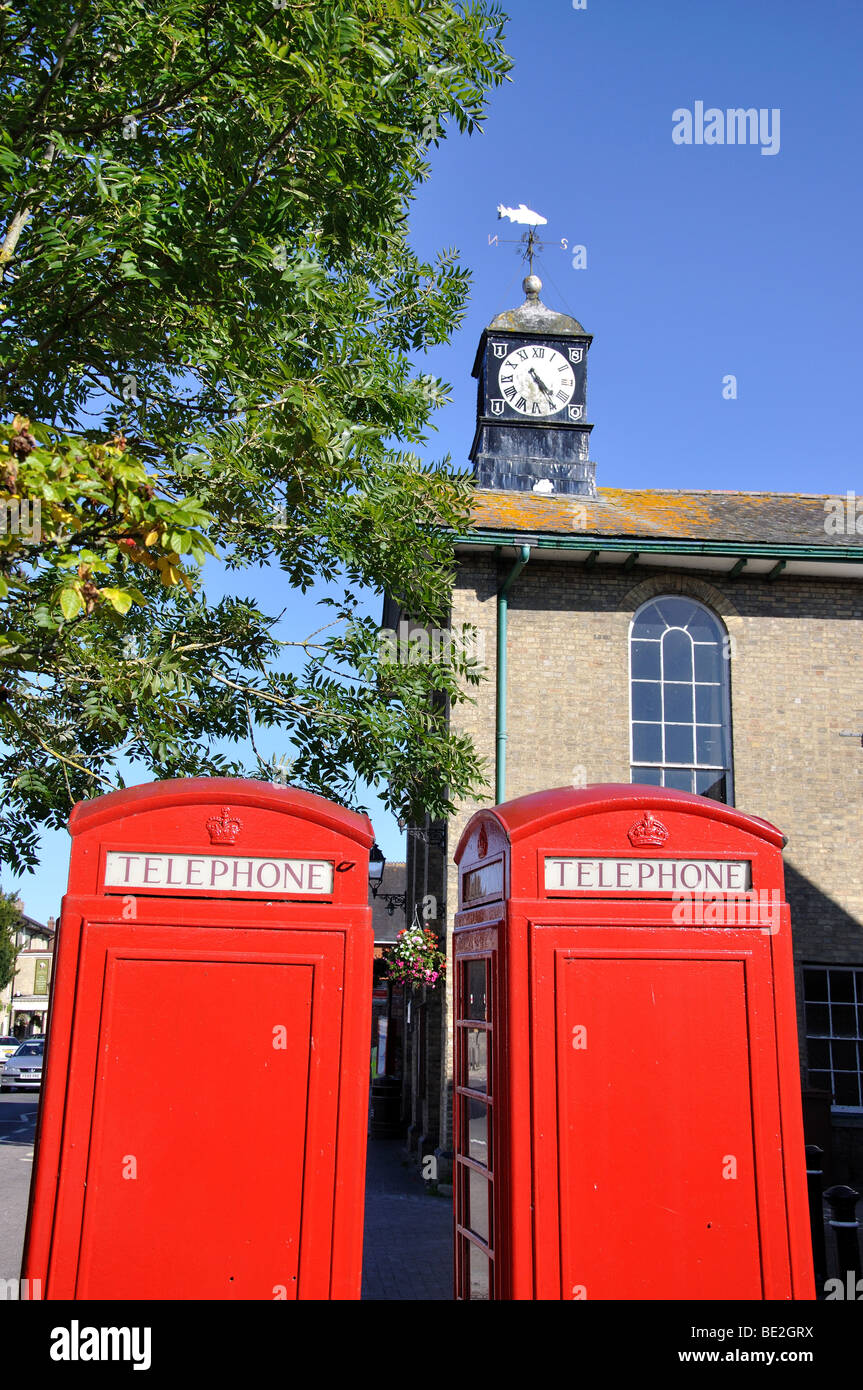 Rathaus und rote Telefonzellen, High Street, Stockbridge, Hampshire, England, Vereinigtes Königreich Stockfoto