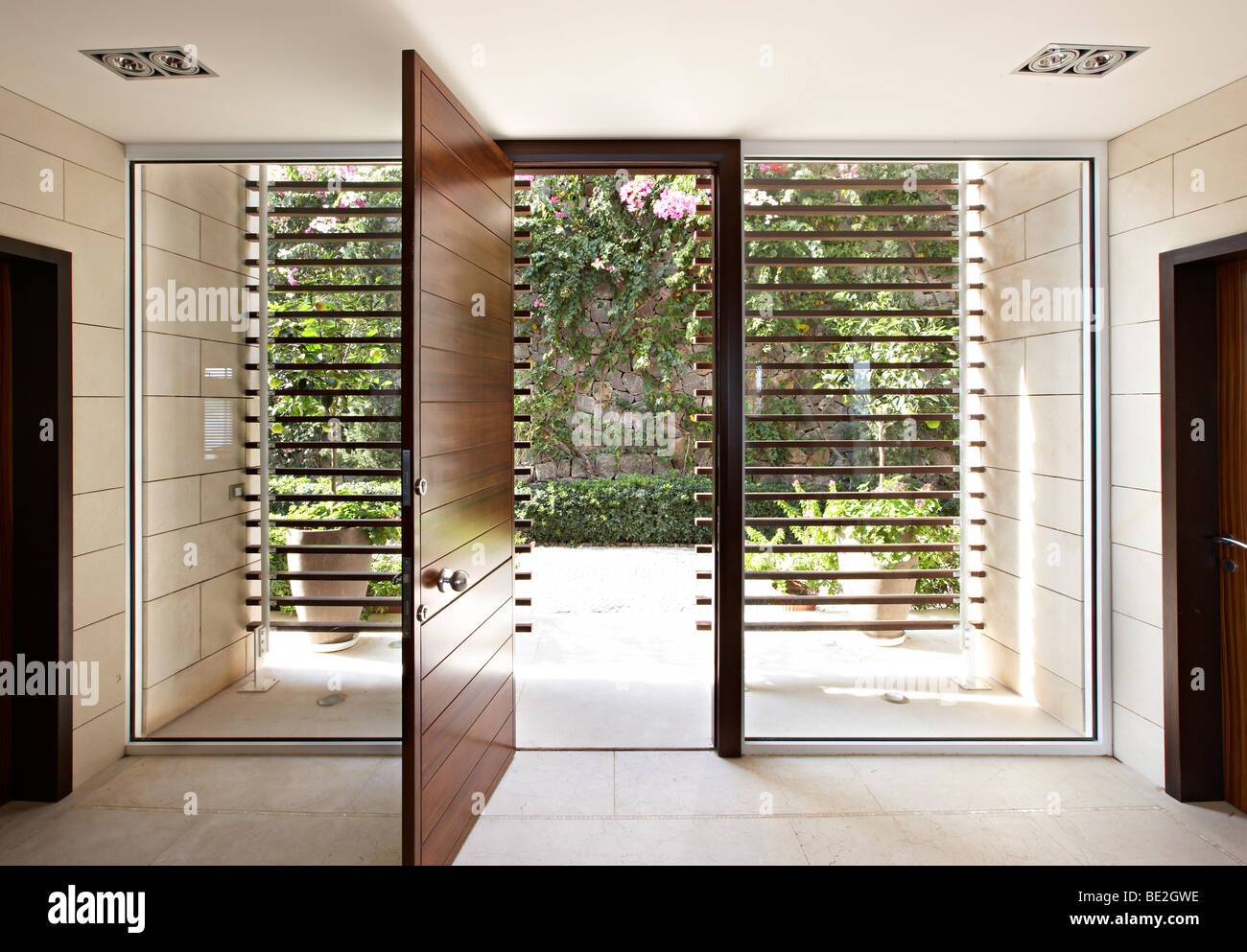 Offene Tür des Holzes moderne Villa Aegean Stockfoto