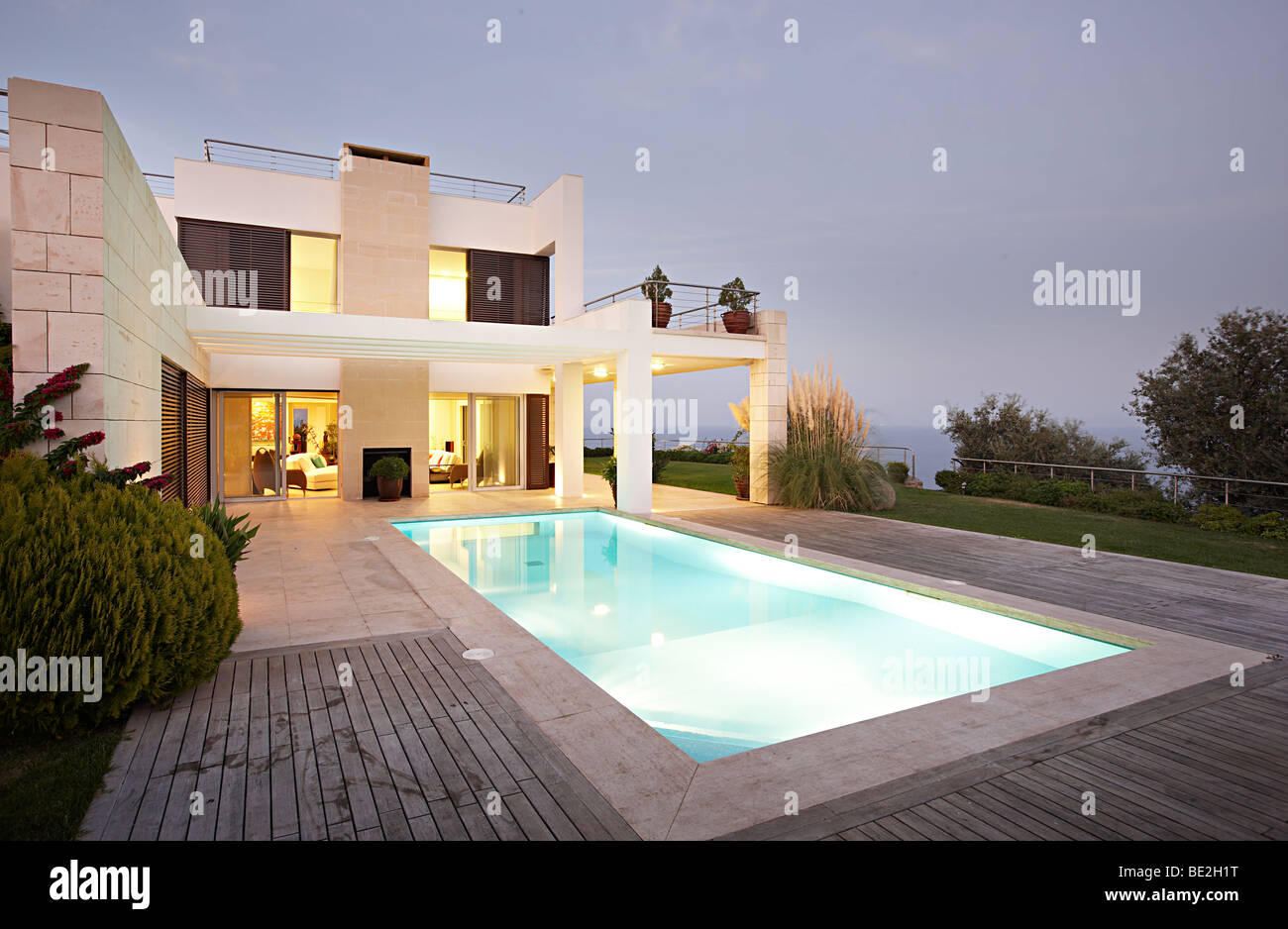 Villa mit Fensterläden decking Abendlicht Stockfoto