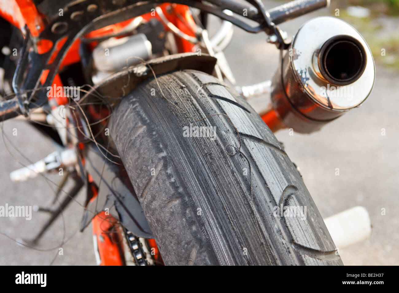 Nahaufnahme von komplett abgenutzt Motorrad hinten Reifengröße Stockfoto