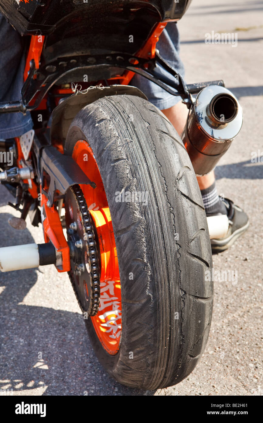 Nahaufnahme von komplett abgenutzt Motorrad hinten Reifengröße Stockfoto