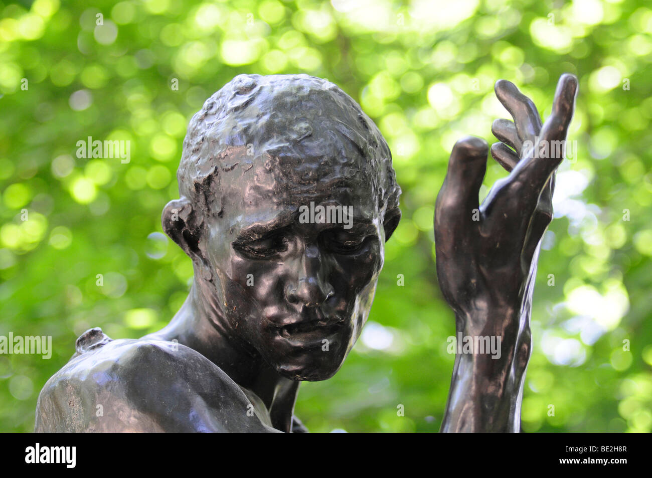 Eine ausdrucksstarke Skulptur von Auguste Rodin, auf dem Display in den
