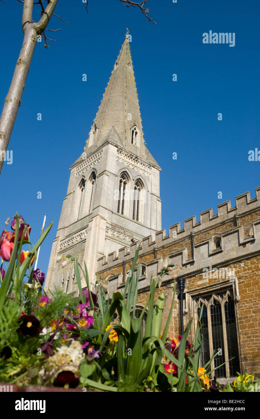 Hohen Kirchturm der Pfarrkirche St. Dionysius in der Mitte von dem Markt Market Harborough, Leicestershire; England Stockfoto