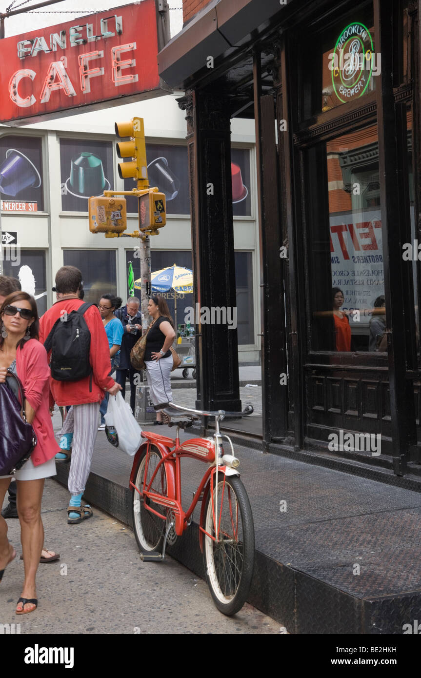 alten Stil rot Fahrrad vor einer Bar / Café in New York Stockfoto