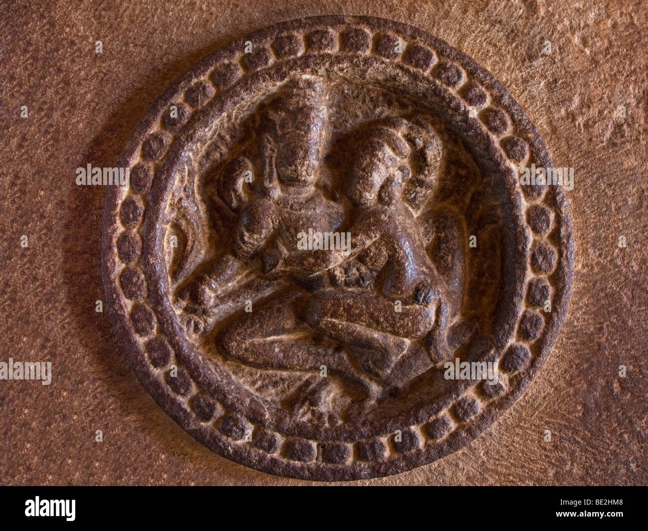 Mann und Frau Zahlen über Tempel Wand, Indien, Karnataka Zustand, Badami Stockfoto