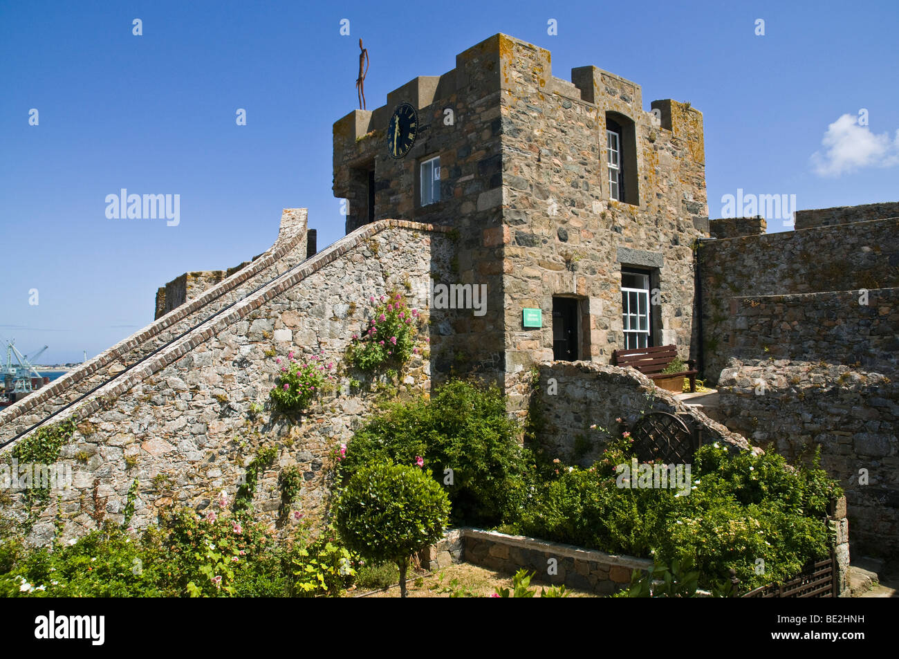 Dh Castle Cornet St Peter Port Guernsey Schlossgarten und Uhrturm Festung Burgen Stockfoto
