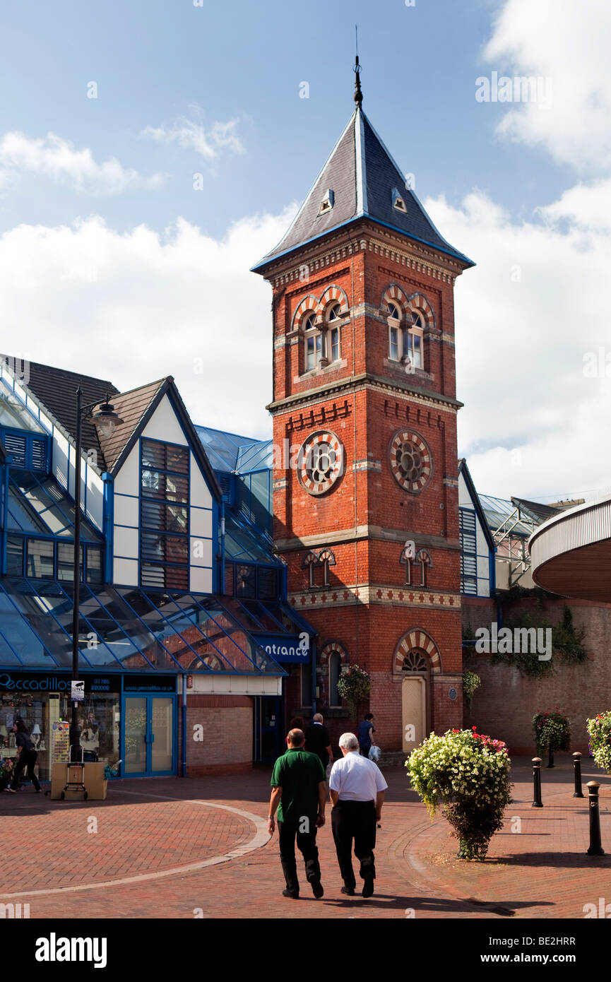 Großbritannien, England, Staffordshire, Stafford, Chapel Street, alte Kapelle Turm behielt im Guildhall Shopping Centre Stockfoto