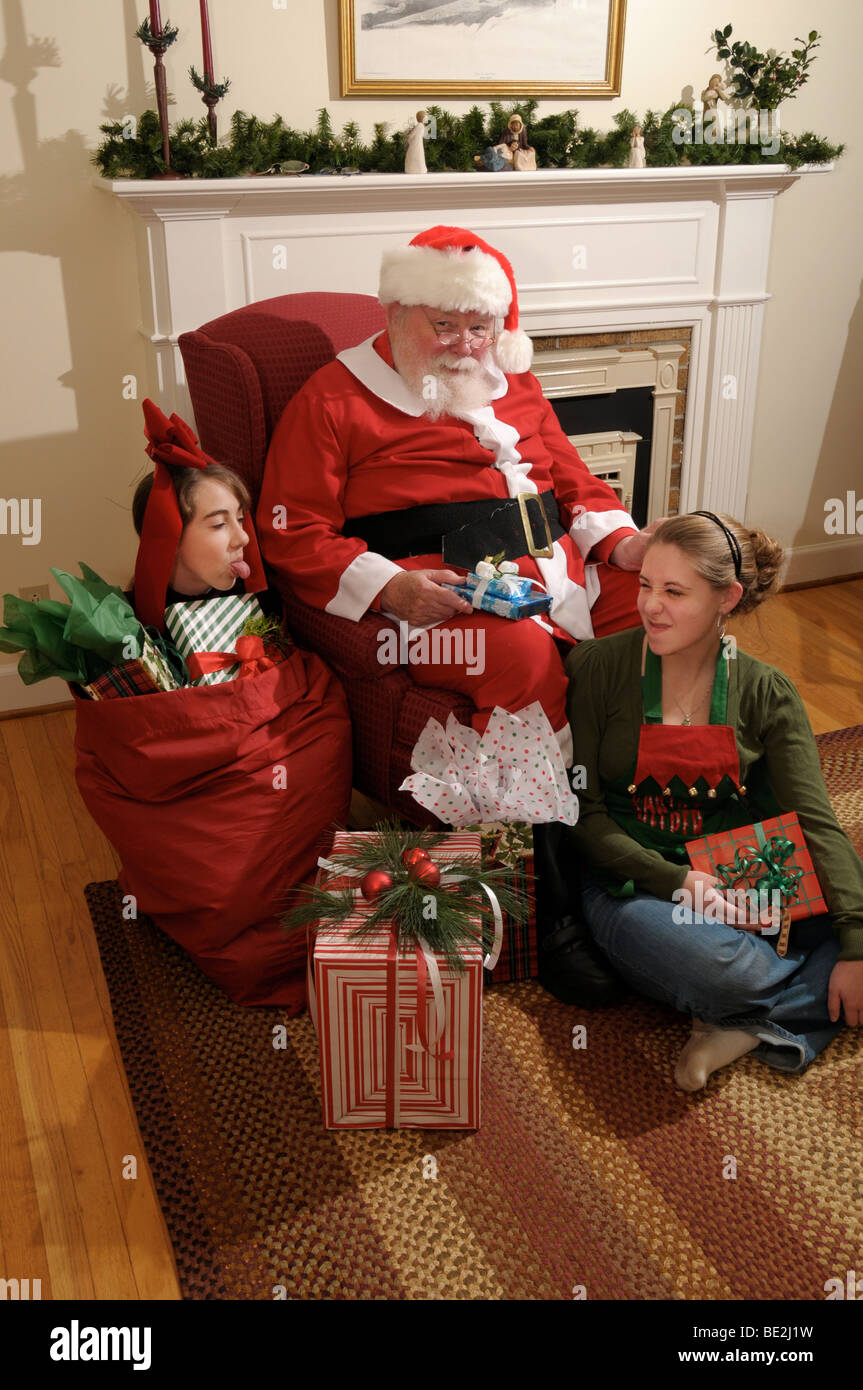 Weihnachtsmann und seine Helfer. Stockfoto