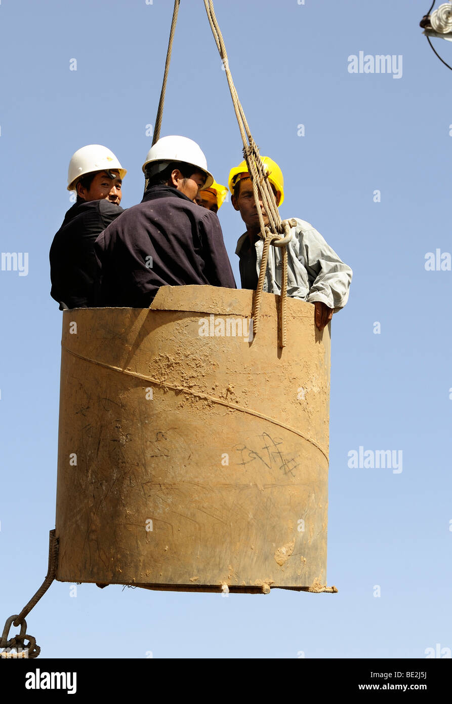 Baustelle der Peking-Shanghai high-Speed Railway in Peking, Arbeiter in einer Gondel. 11 Sep 2009 Stockfoto