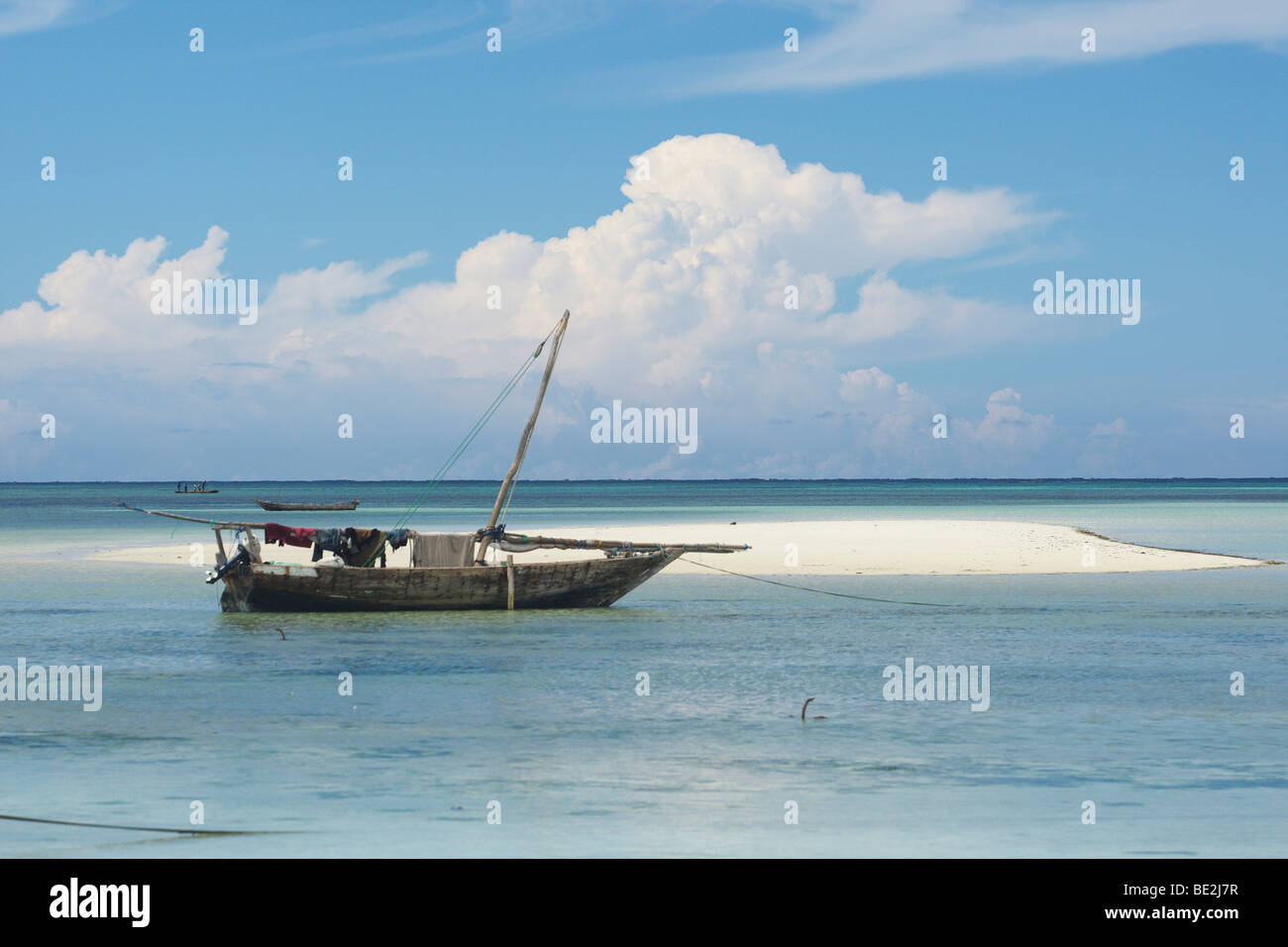 Dhau-Boot im Hafen von Nungwi, Sansibar, Tansania, Afrika Stockfoto