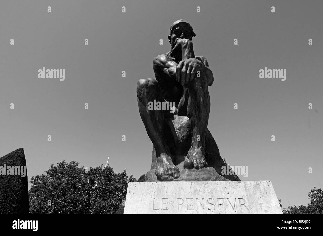 Le lange ("der Denker") ist Auguste Rodins Meisterwerk Skulptur; auf dem Display an der Garten des Rodin-Museums in Paris, Frankreich. Stockfoto