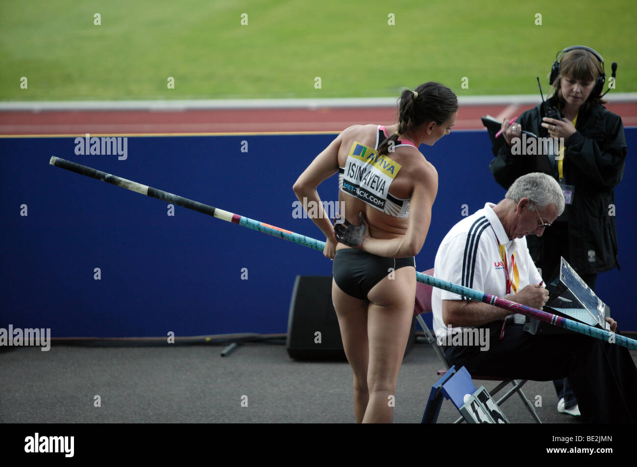 Yelena Isinbayeva prüft mit streckenseitigen Beamten bei den Frauen Stabhochsprung-Wettbewerb beim Grand Prix von Aviva, London 2009 Stockfoto