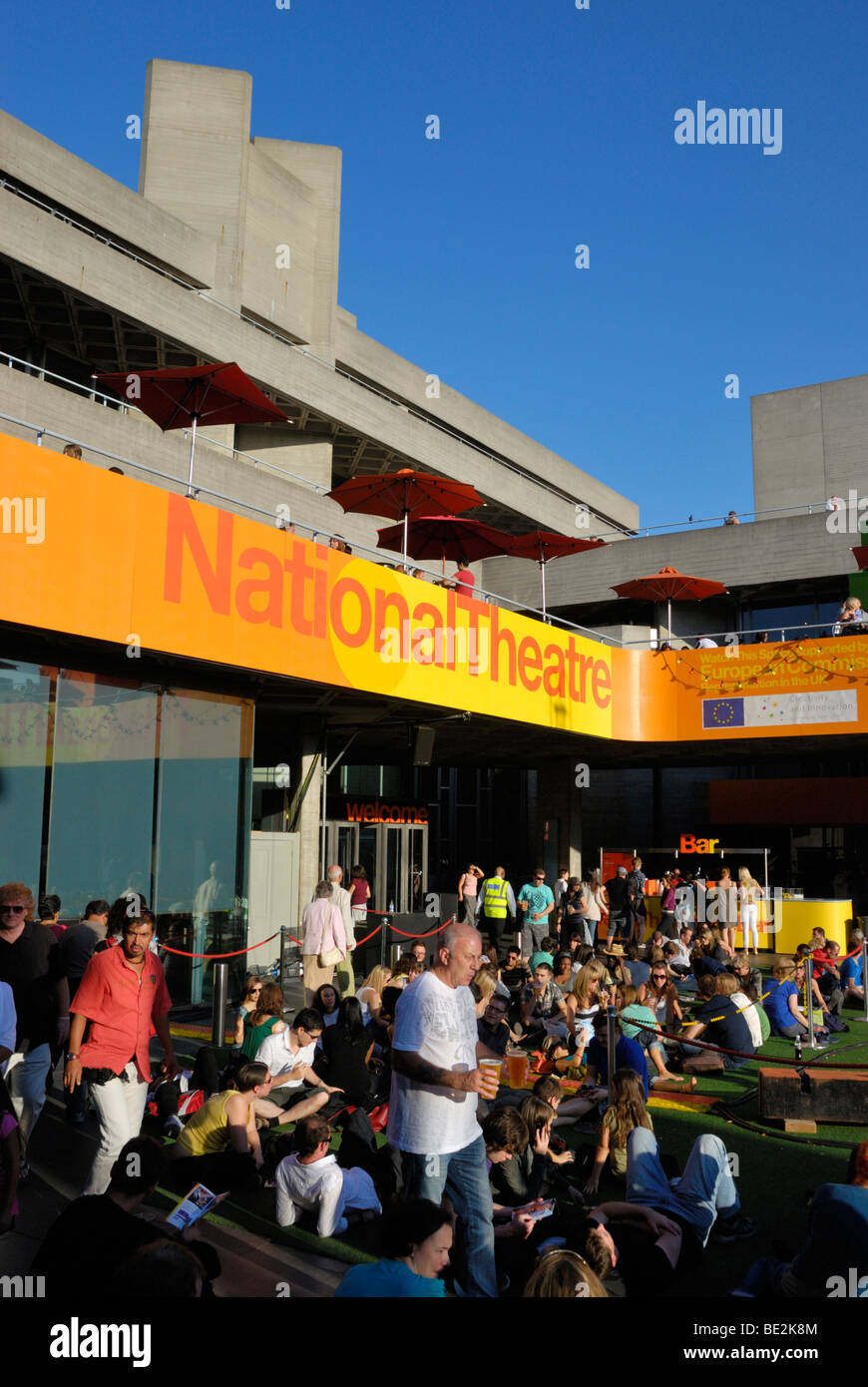 Besucher außerhalb des Nationaltheaters während eines Festivals, South Bank Centre, London, England Stockfoto