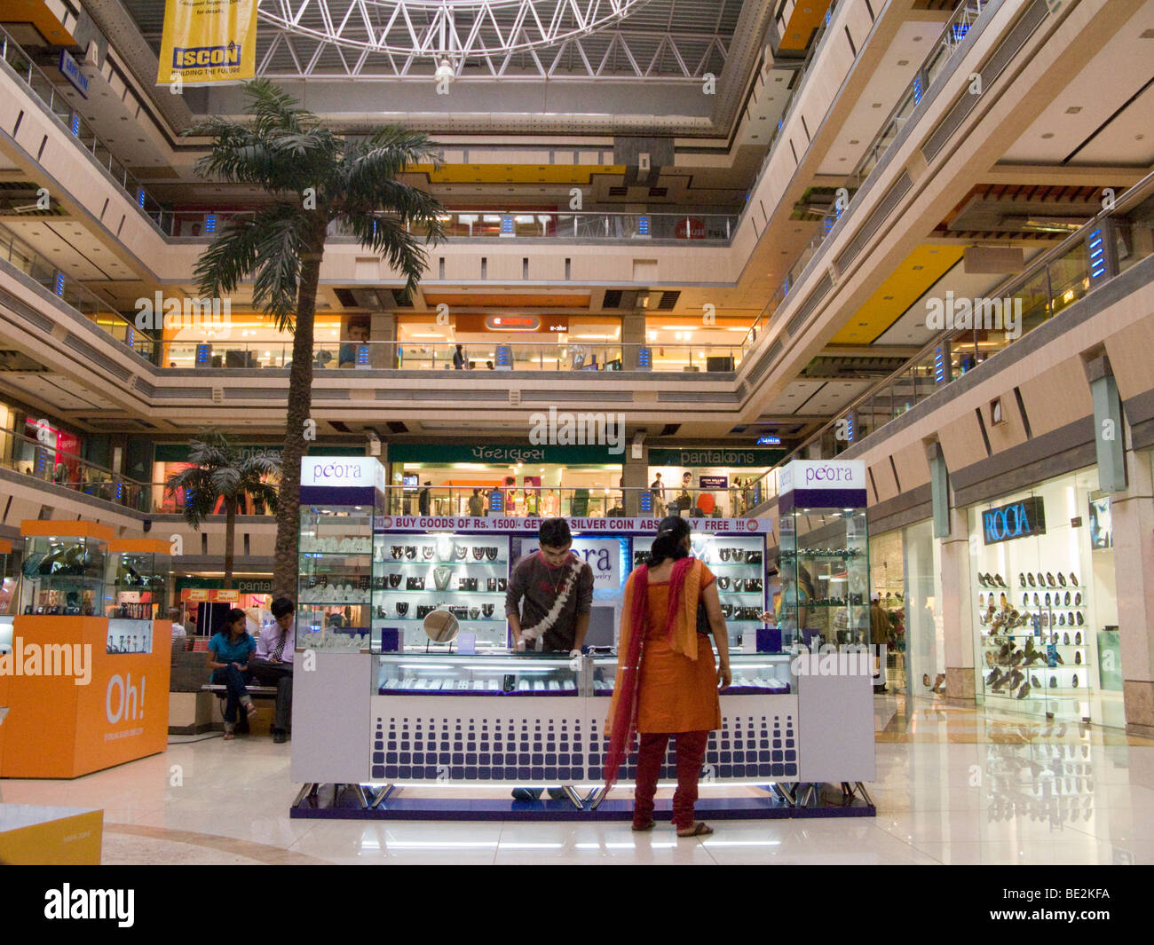 Inderin in der Iscon Mall shopping / shopping-Mall in Surat, Gujarat. Indien. Stockfoto