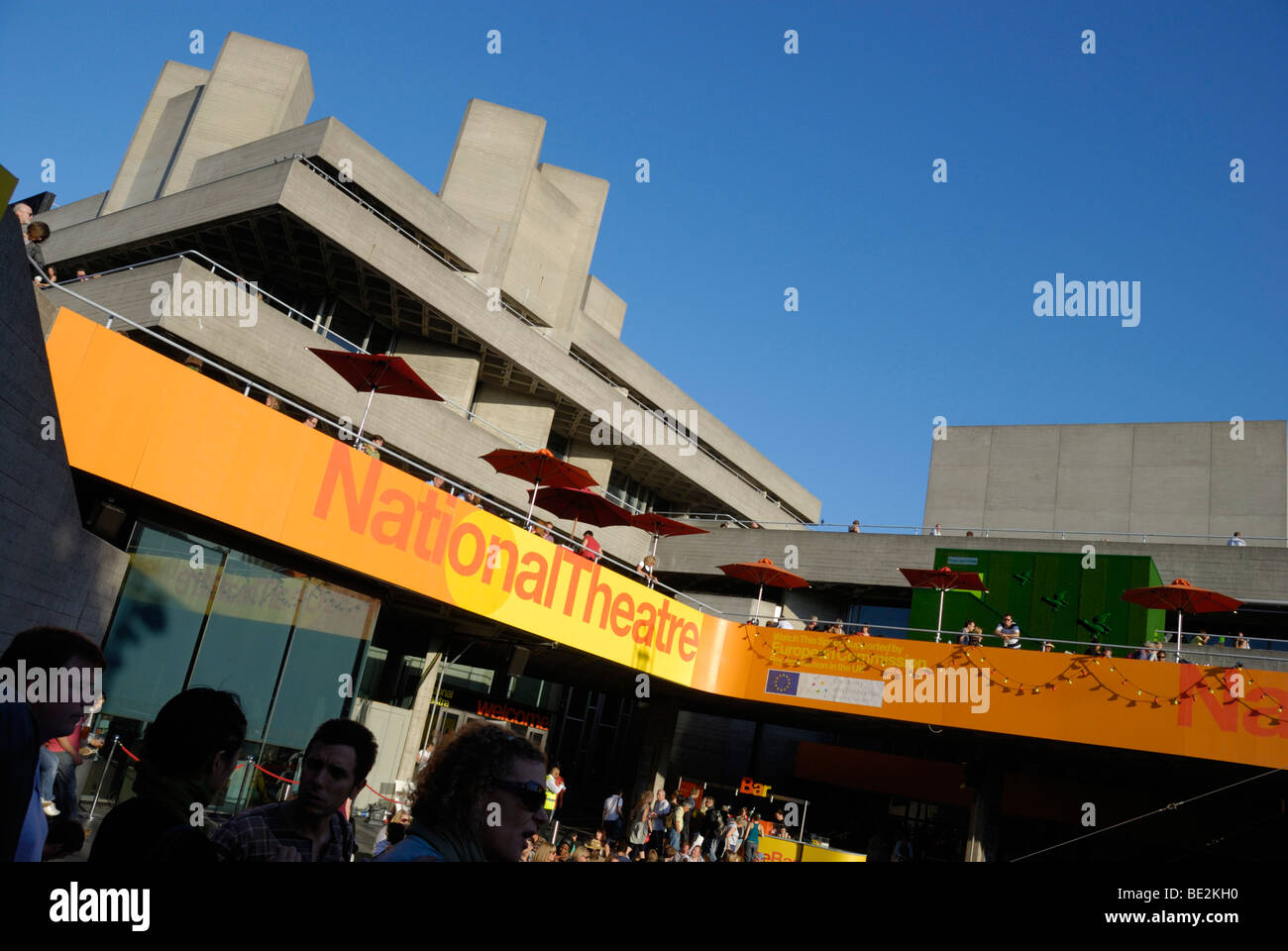 Besucher außerhalb des Nationaltheaters während eines Festivals, South Bank Centre, London, England Stockfoto