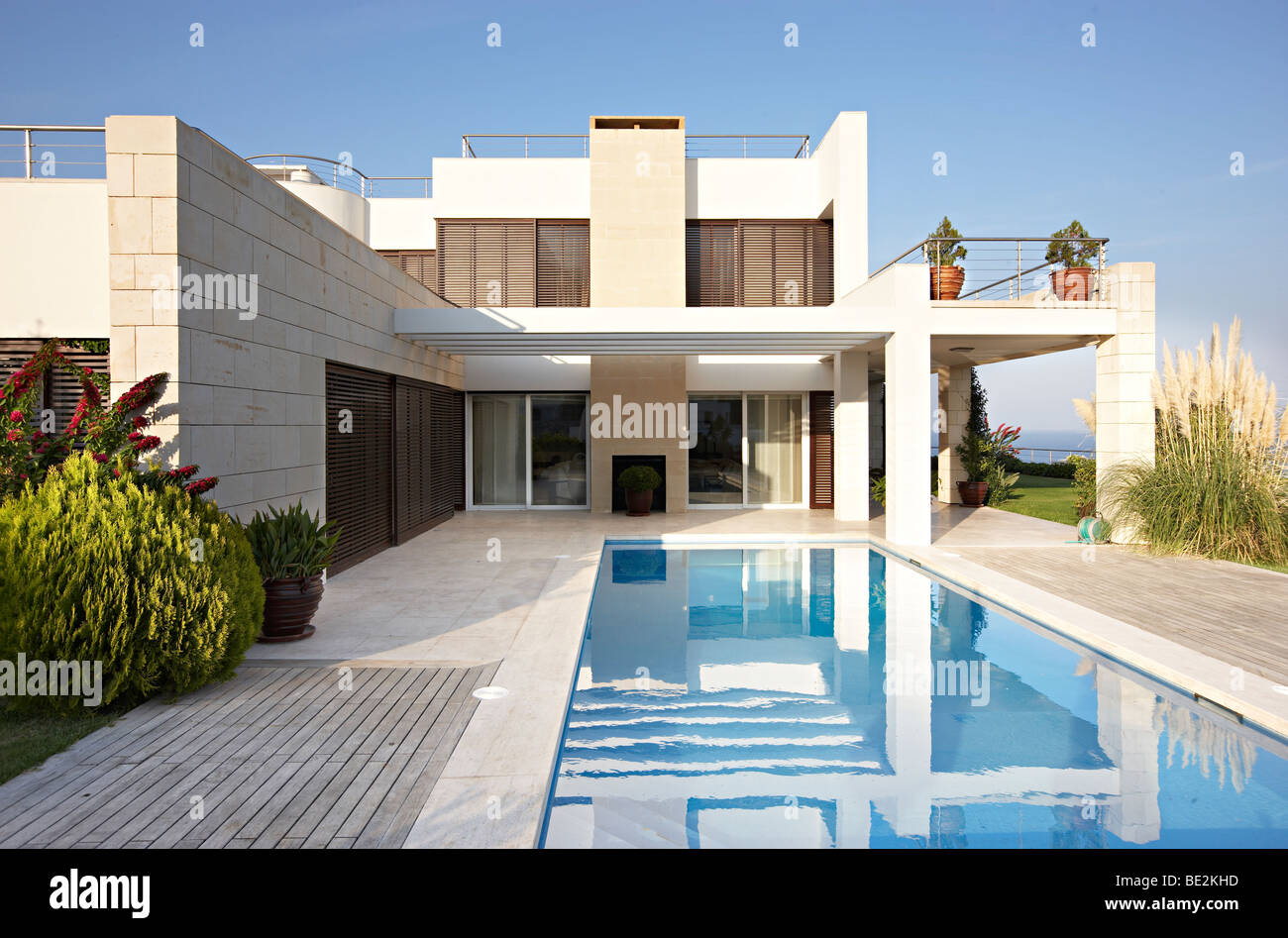Villa mit Fensterläden Belag blauen Himmel Stockfoto