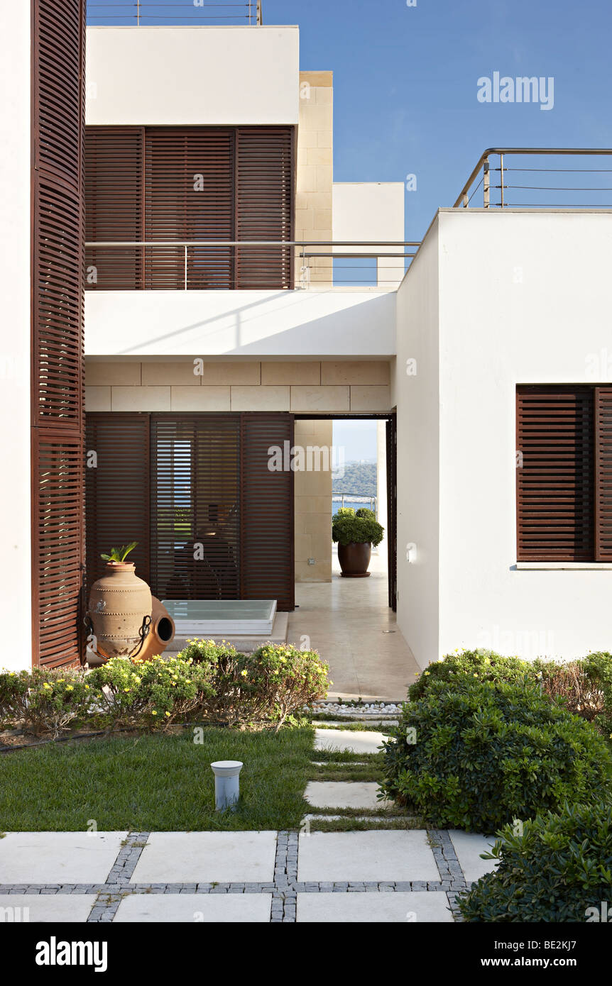 geometrische Ägäis Villa moderne Architektur hölzerne Blendenverschlüsse Stockfoto
