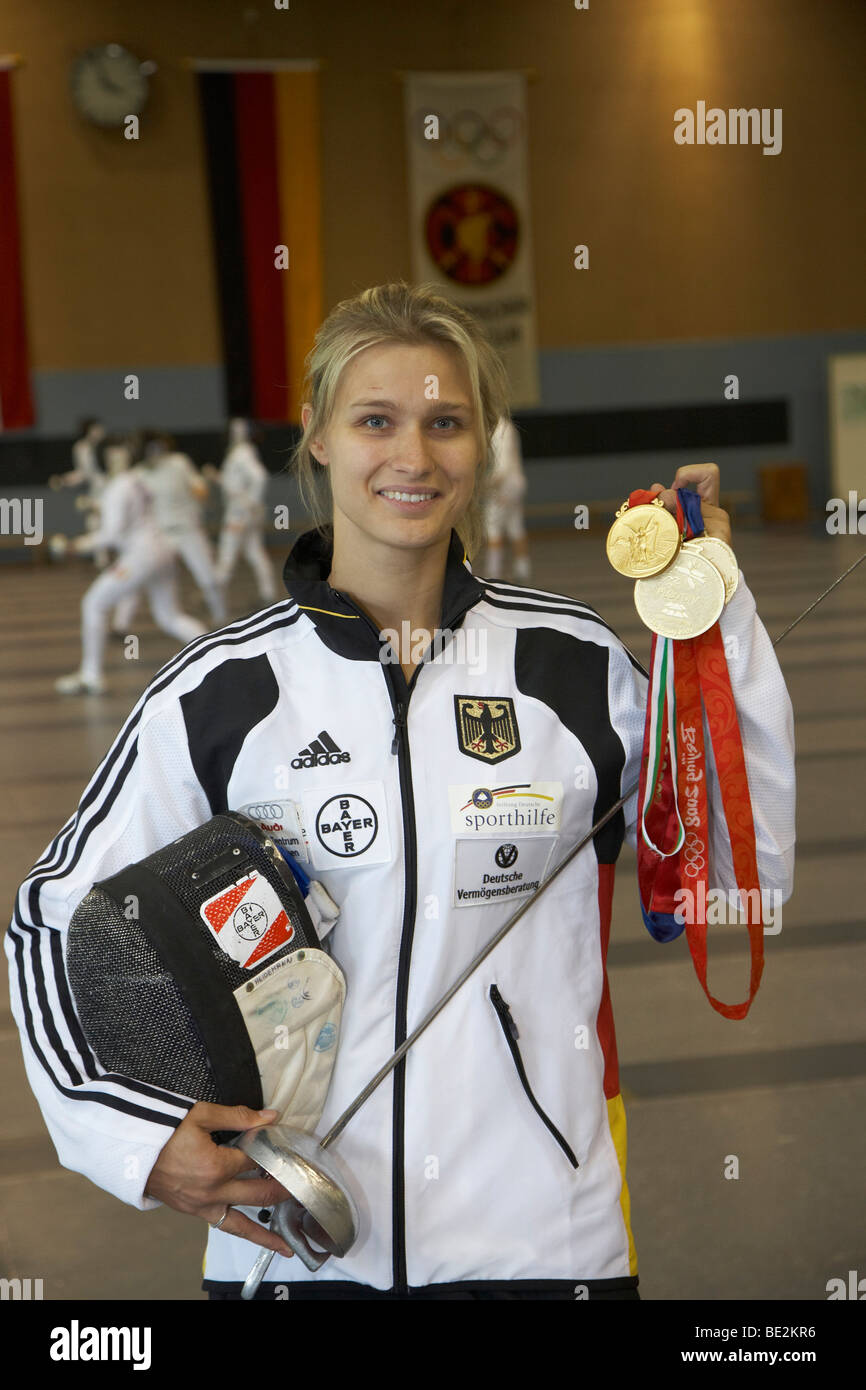 Degen-Fechter Britta Heidemann, TSV Bayer 04 Leverkusen, zeigt ihr Gold Medaillen, Bonn, Nordrhein-Westfalen, Deutschland, Europa Stockfoto