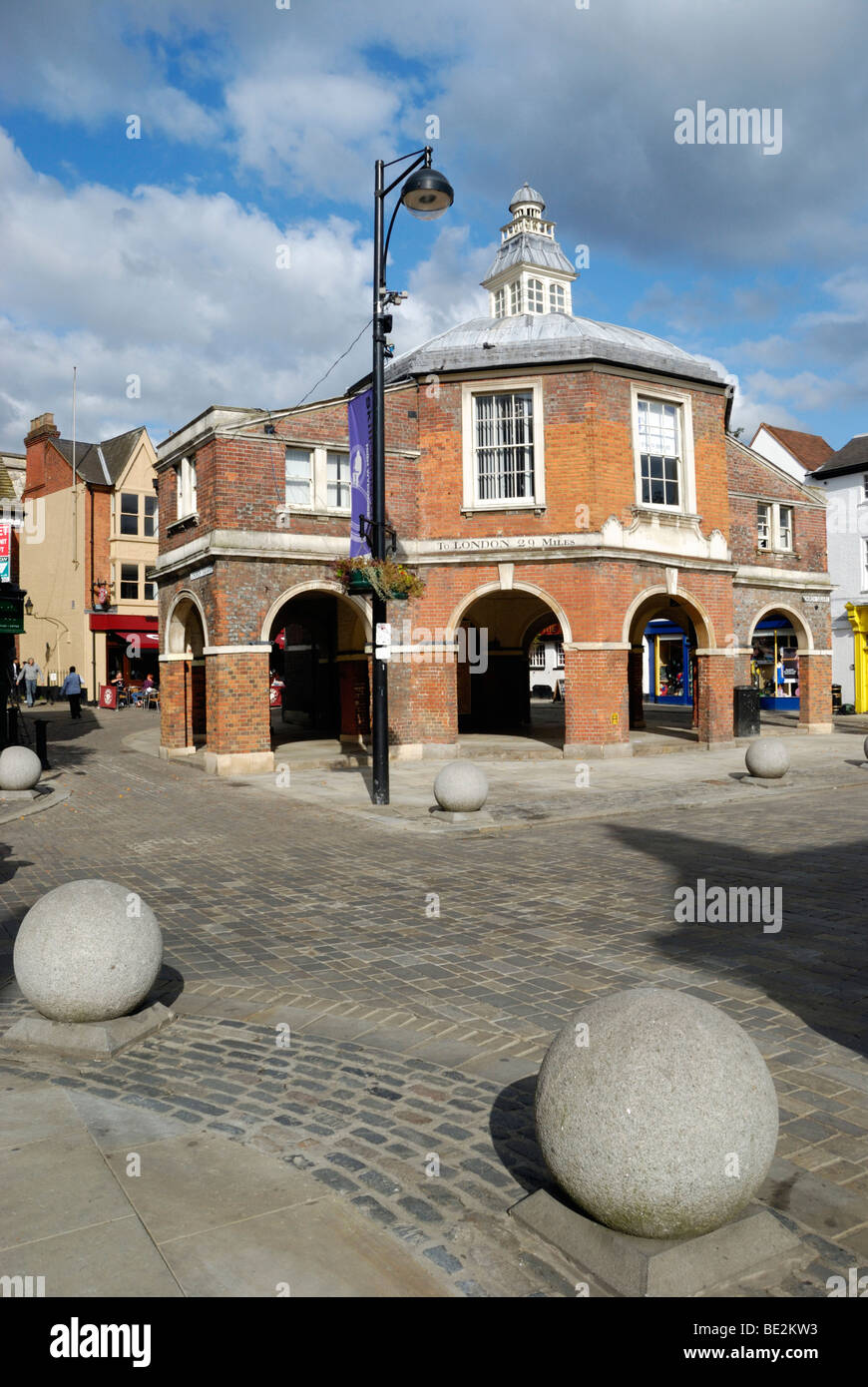 Kirchplatz und dem Markt Häuschen in High Wycombe, Buckinghamshire, England, UK. Stockfoto