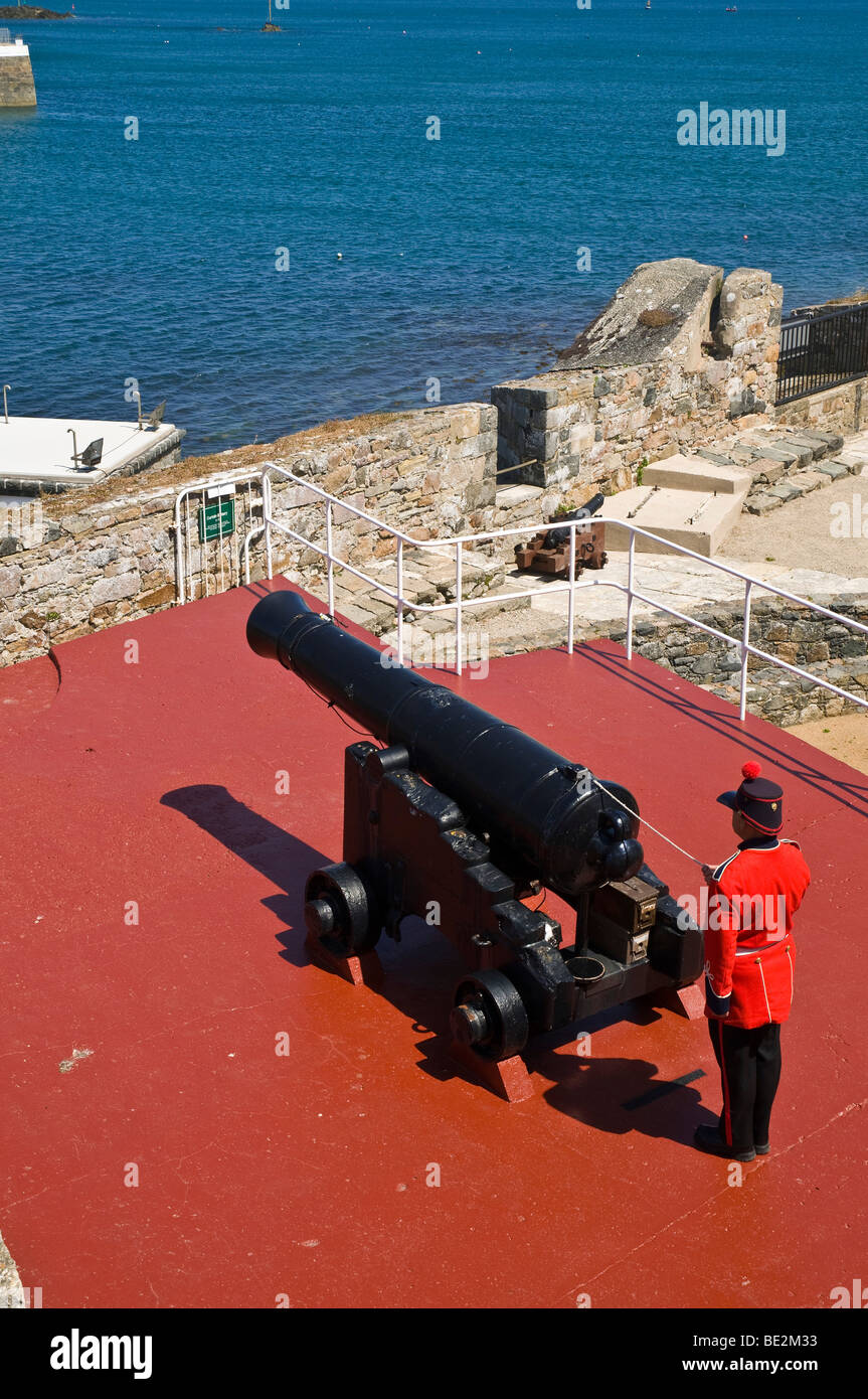 Dh Castle Cornet St Peter Port Guernsey Gunner über Cannon und Noonday gun Zeremonie 12.00 Uhr Tag Feuer Stockfoto