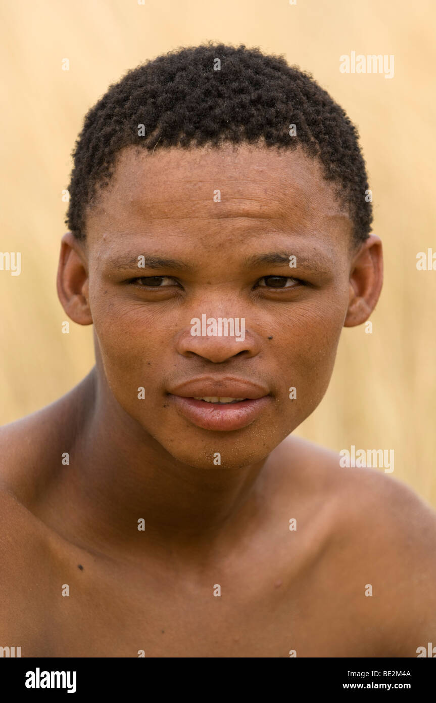Young Naro Buschmänner (San) Mann, Central Kalahari, Botswana Stockfoto