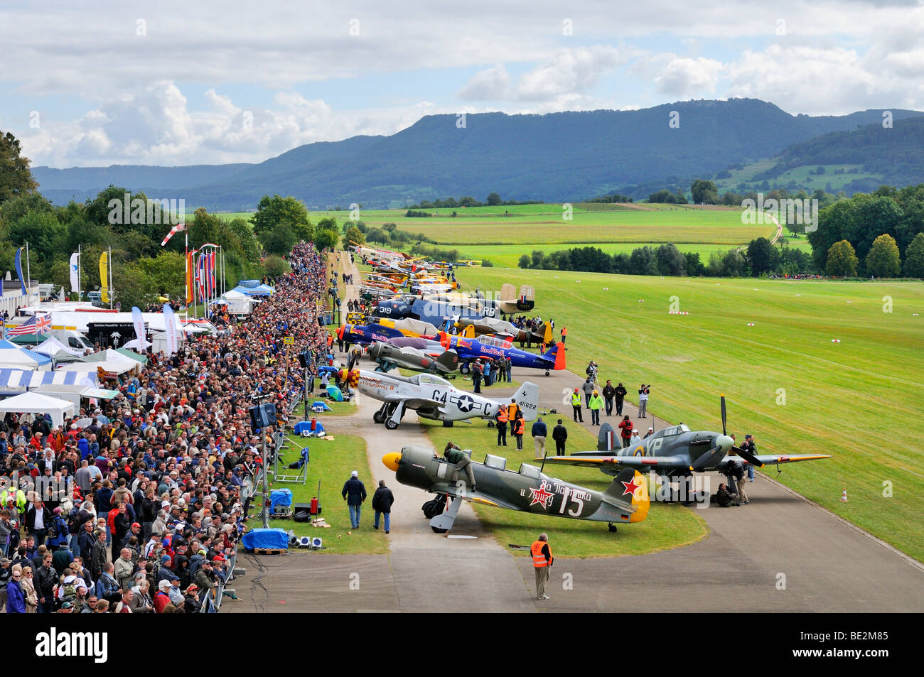 Blick auf die Massen und Flightline mit Oldtimer Flugzeuge, Europas größte Treffen von Oldtimer-Flugzeugen auf Hahnweide, Kirchheim-Teck Stockfoto