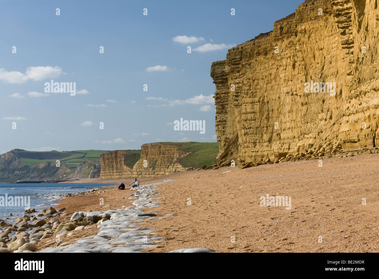 Der Strand und Klippen bei Burton Bradstock an der jurassic Küste von Dorset, England Stockfoto