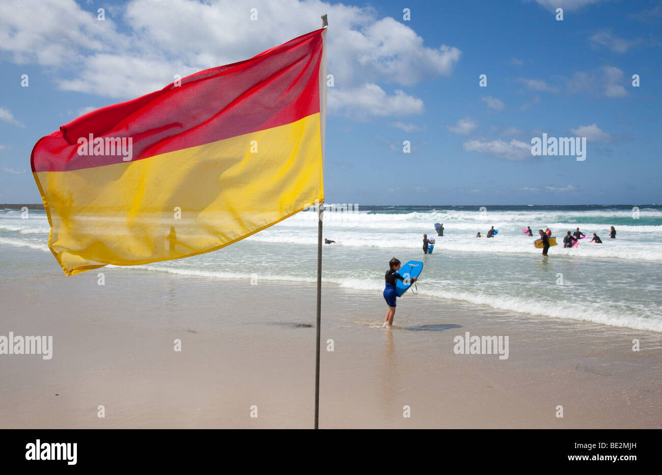 Flagge, Rettungsschwimmer, Sennen, Cornwall, England, Vereinigtes Königreich. Stockfoto