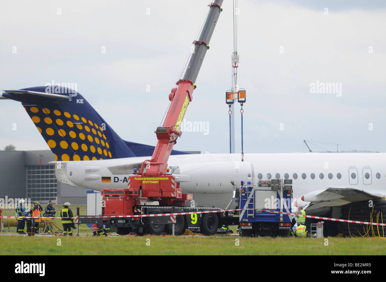 Notlandung einer Kontakt-Luft-Maschine am Flughafen Stuttgart, Fahrwerk scheitern, SPD-Chef Franz Muentefering auf die wa Stockfoto