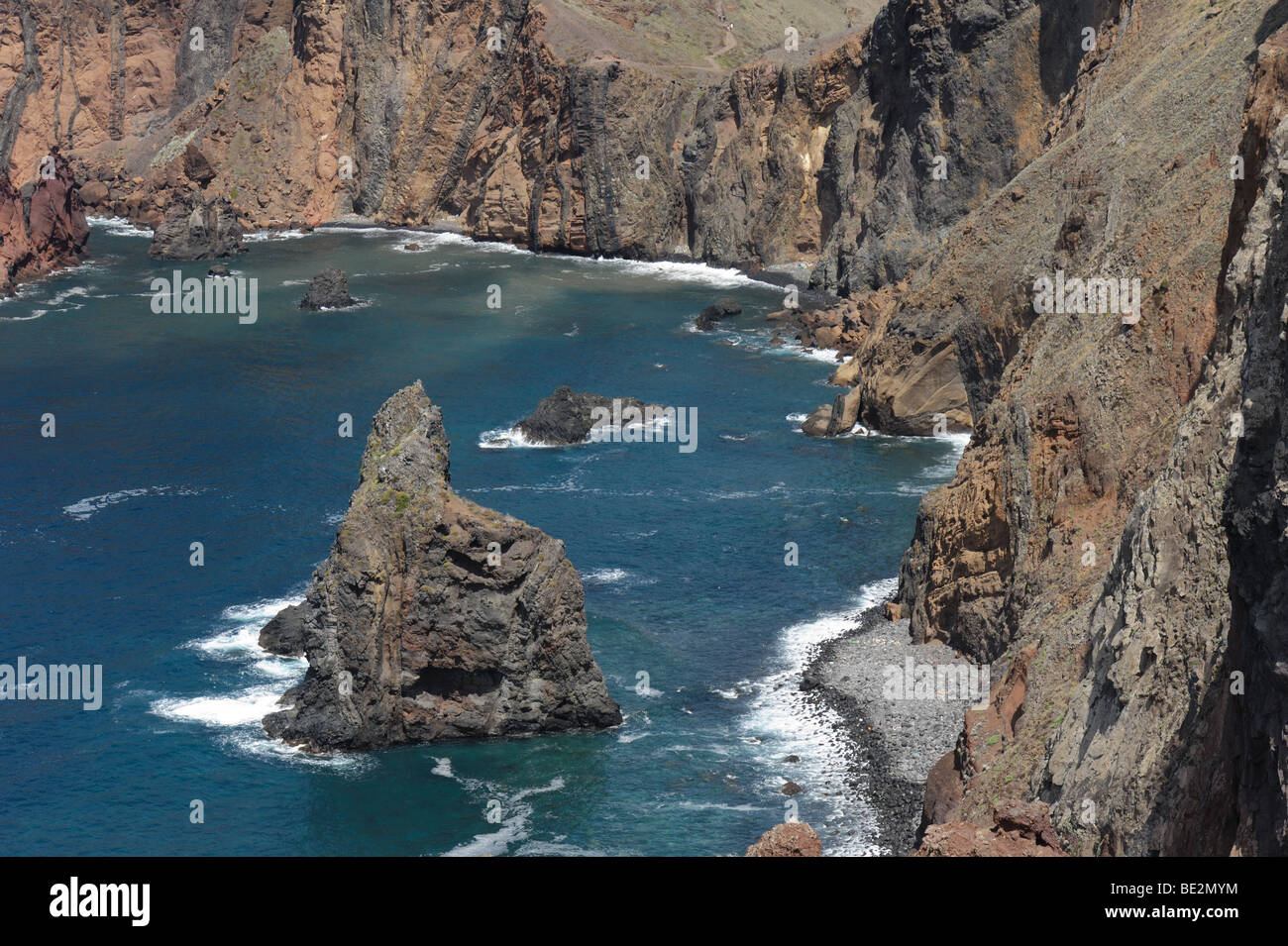 Meer und Küsten-Klippen in der Nähe von Canical auf der Nord Ost Küste von Madeira Stockfoto