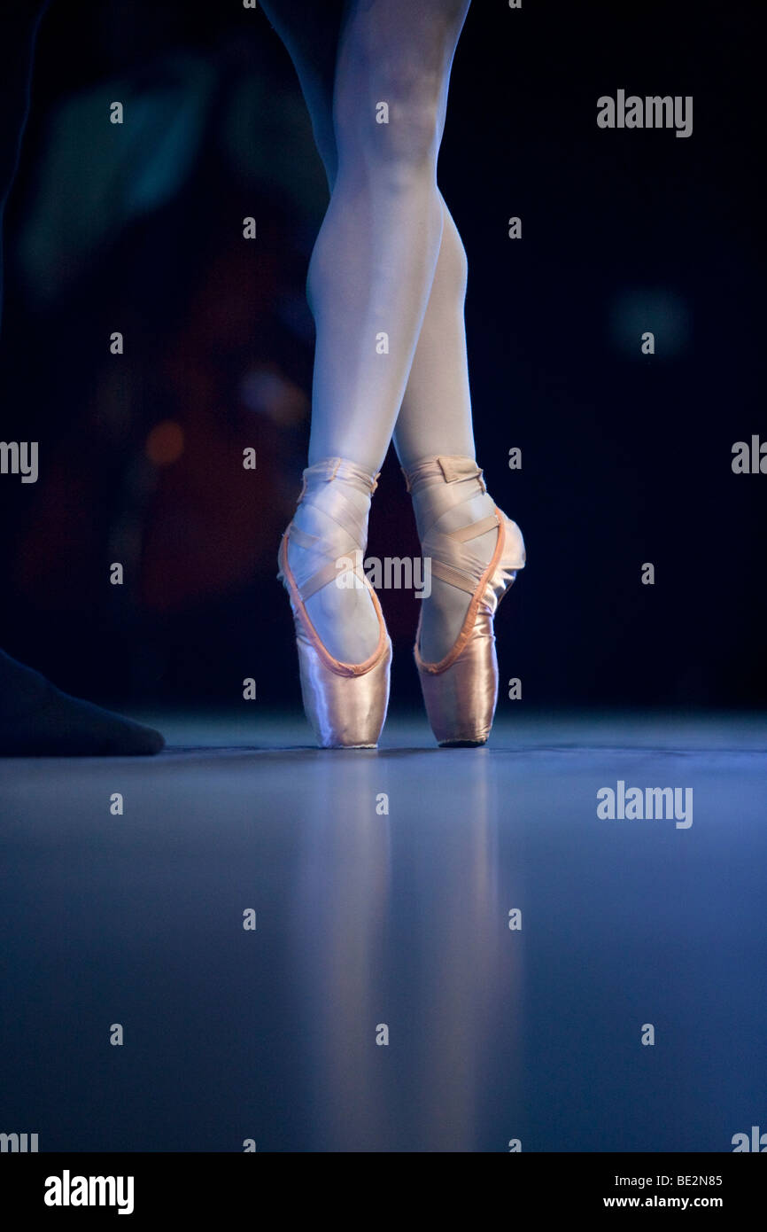 Füße einer Ballett-Tänzerin auf der Bühne Stockfoto